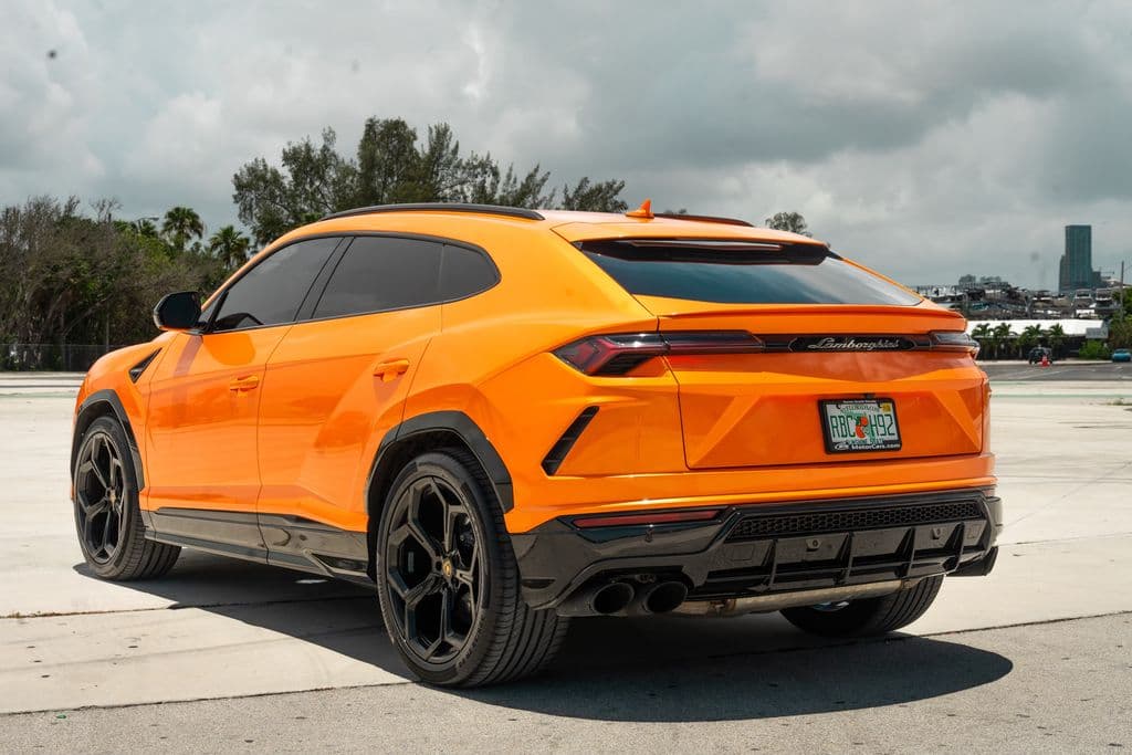 Lamborghini Urus thumbnail 3